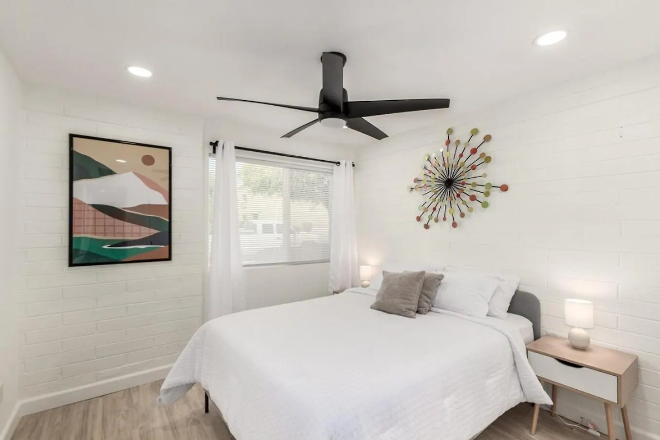 Modern-Industrial Old Town Condo Wpool, & Wd Scottsdale