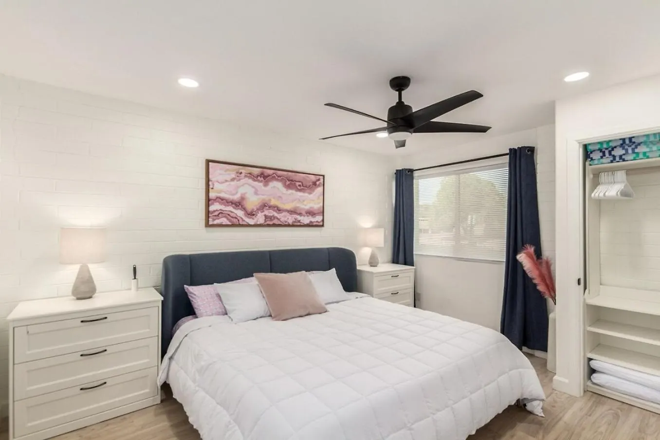 Modern-Industrial Old Town Condo Wpool, & Wd Scottsdale