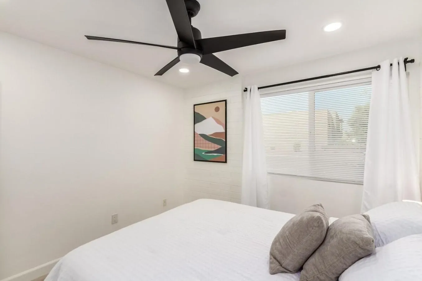 Modern-Industrial Old Town Condo Wpool, & Wd Scottsdale