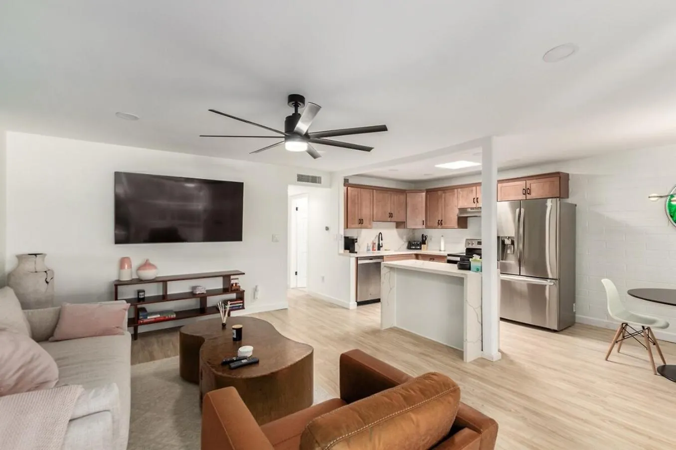 Modern-Industrial Old Town Condo Wpool, & Wd Scottsdale